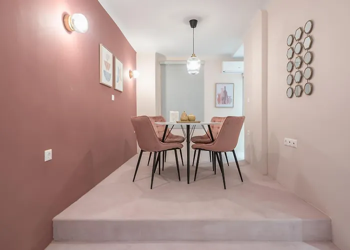 City Center Retreat: Modern Two Bedroom Apartment