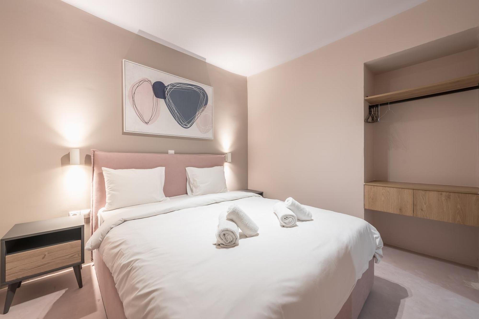 Center Retreat: Modern Two Bedroom דירה *