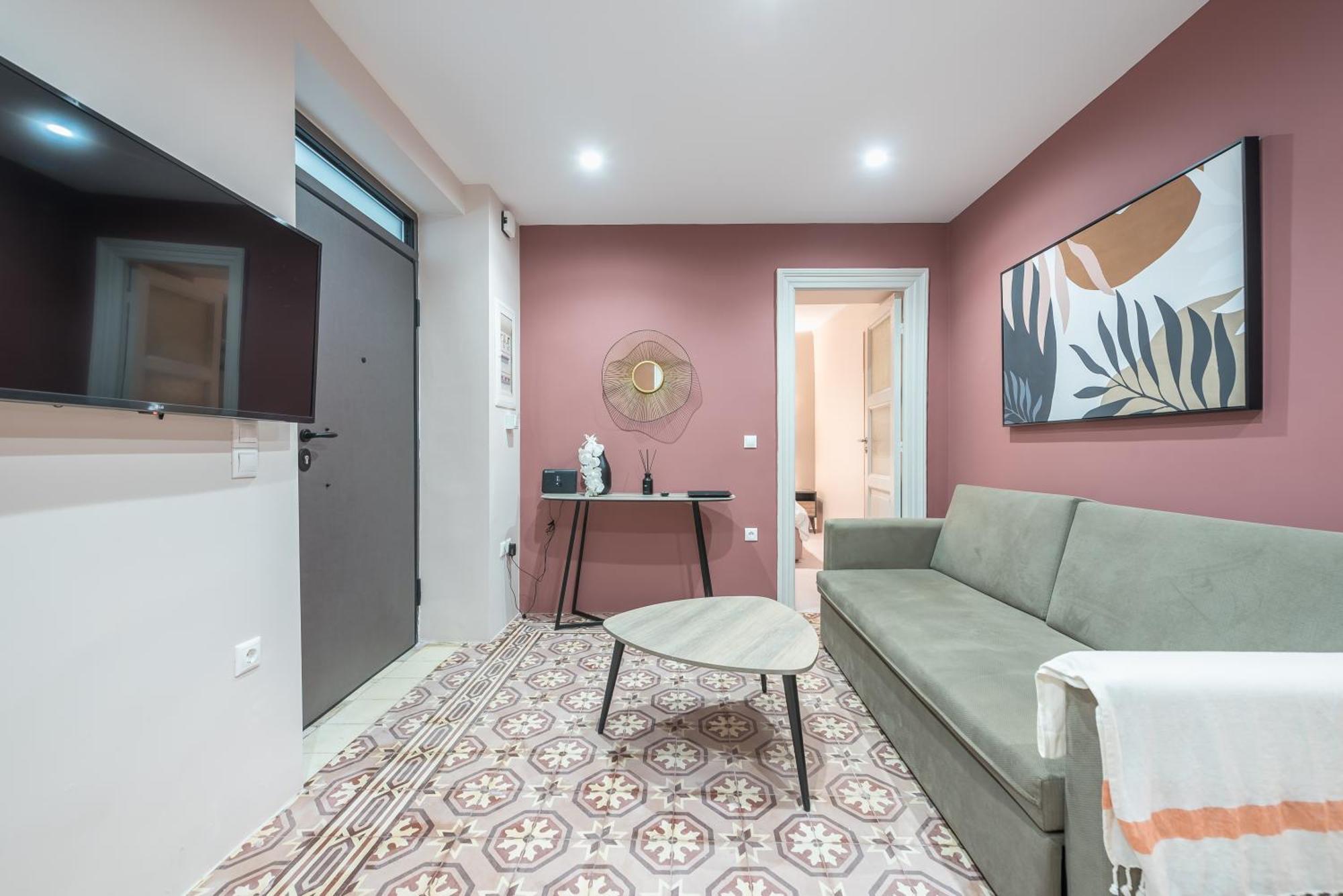 Center Retreat: Modern Two Bedroom Atény