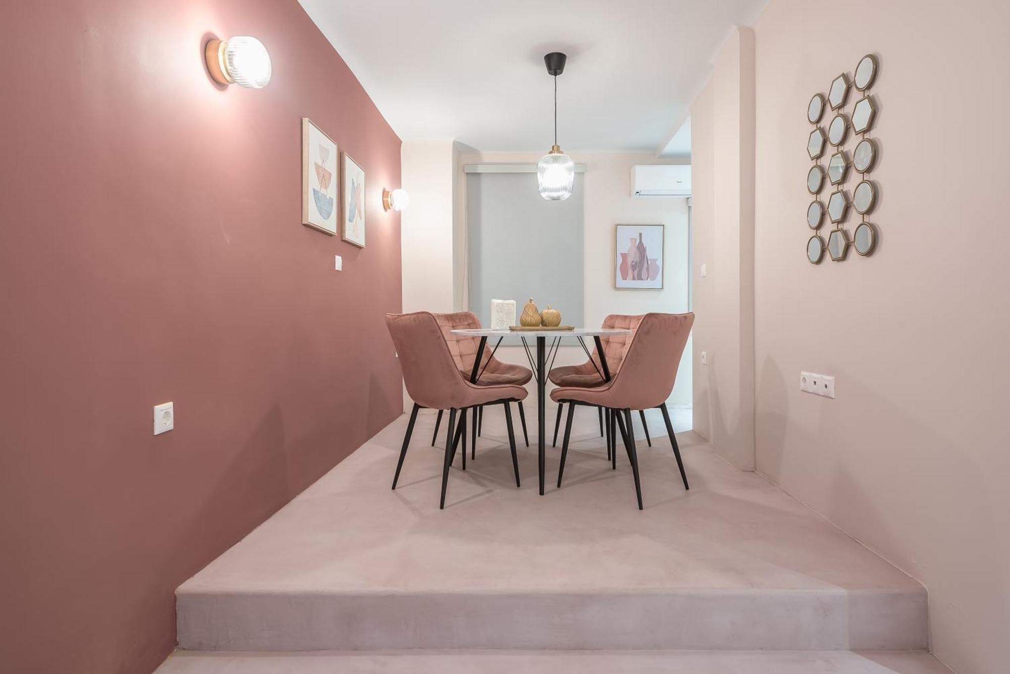 Center Retreat: Modern Two Bedroom דירה *