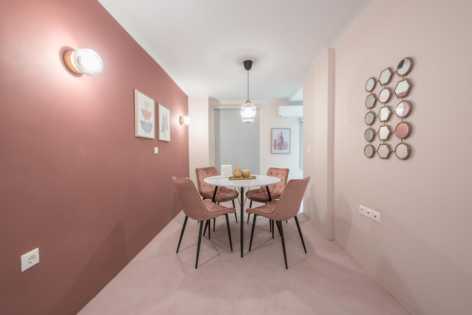 Center Retreat: Modern Two Bedroom דירה *