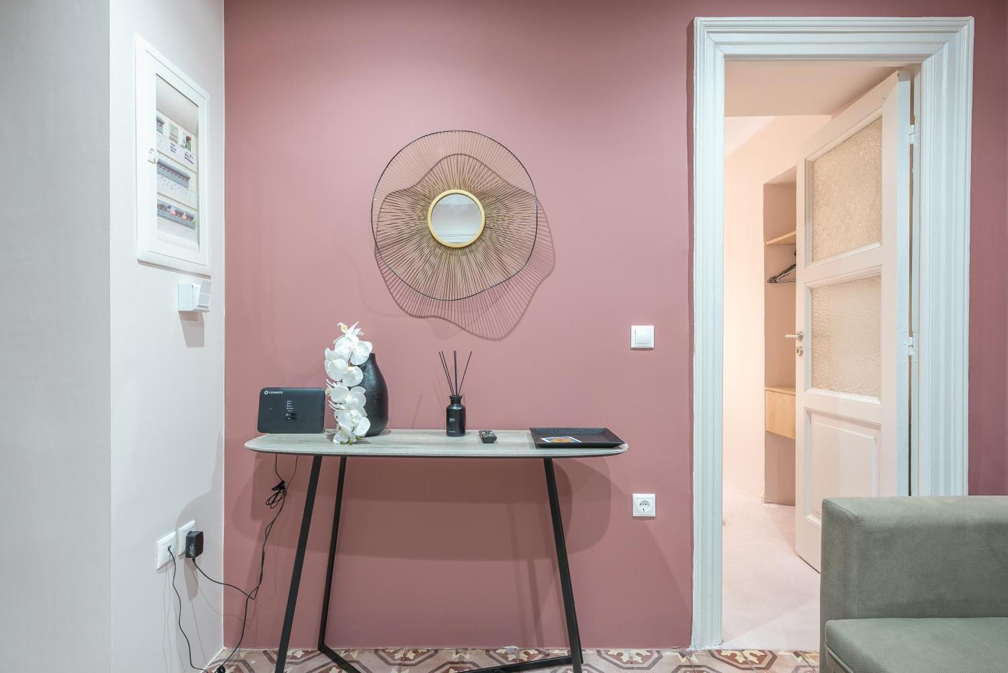 Center Retreat: Modern Two Bedroom Atény