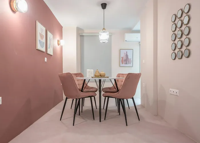 City Center Retreat: Modern Two Bedroom Apartment