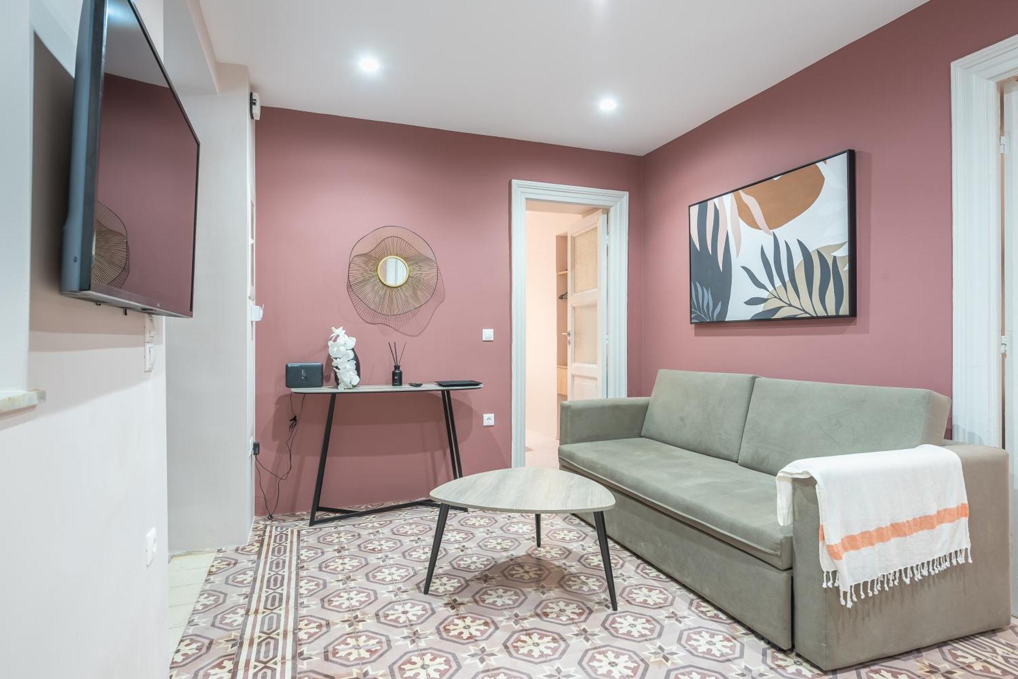 Center Retreat: Modern Two Bedroom
