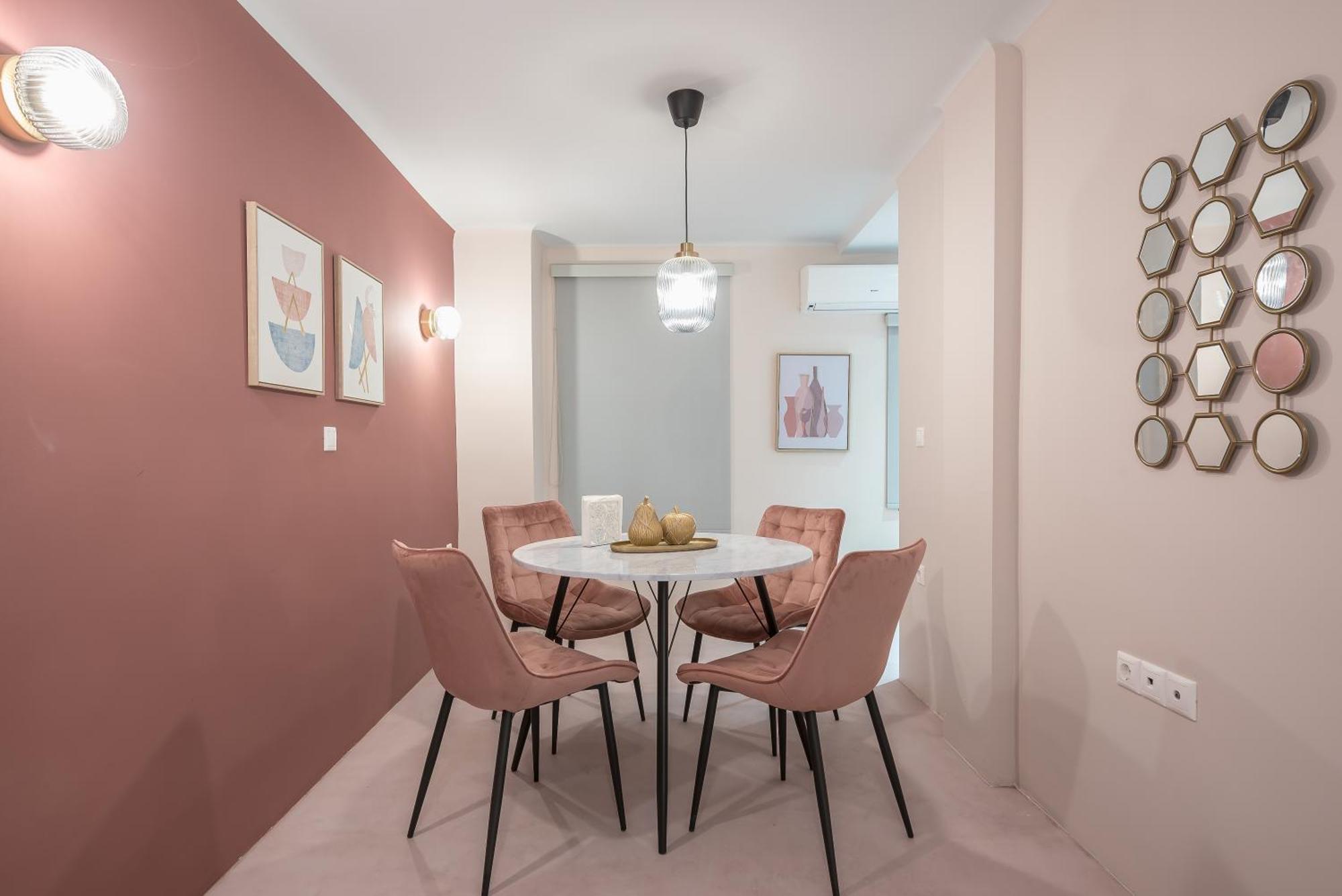 Center Retreat: Modern Two Bedroom Apartment