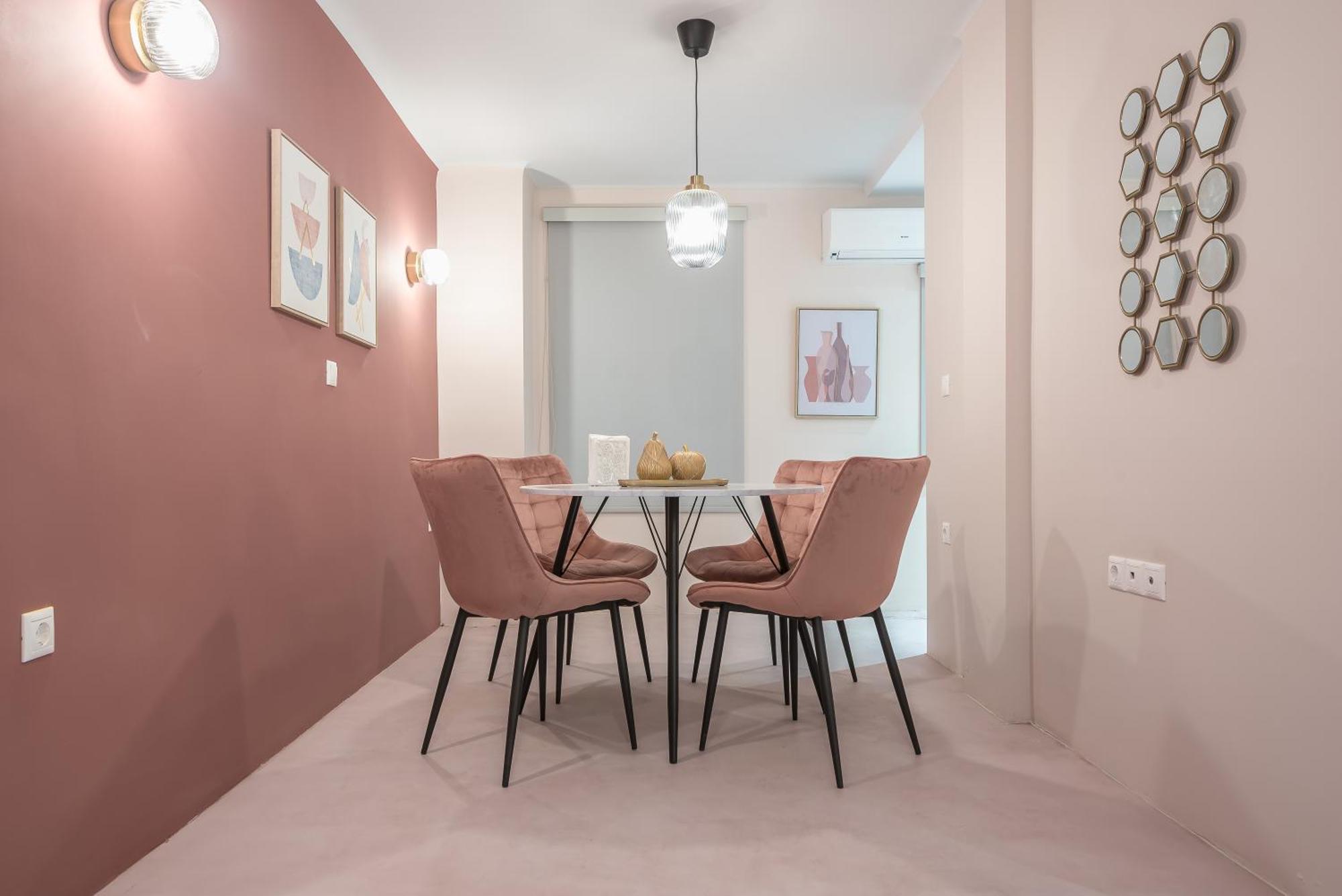 Center Retreat: Modern Two Bedroom