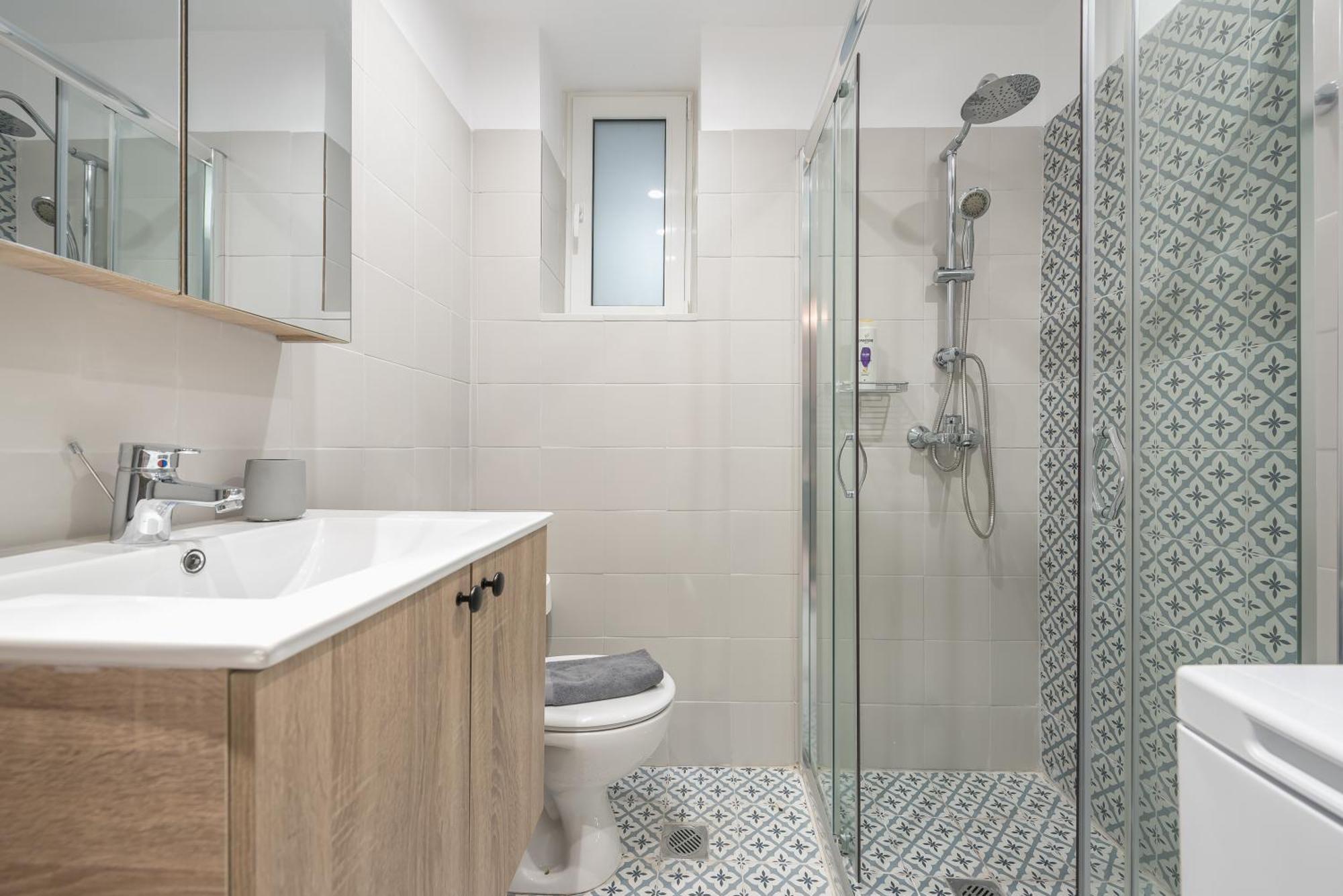 Center Retreat: Modern Two Bedroom Apartment