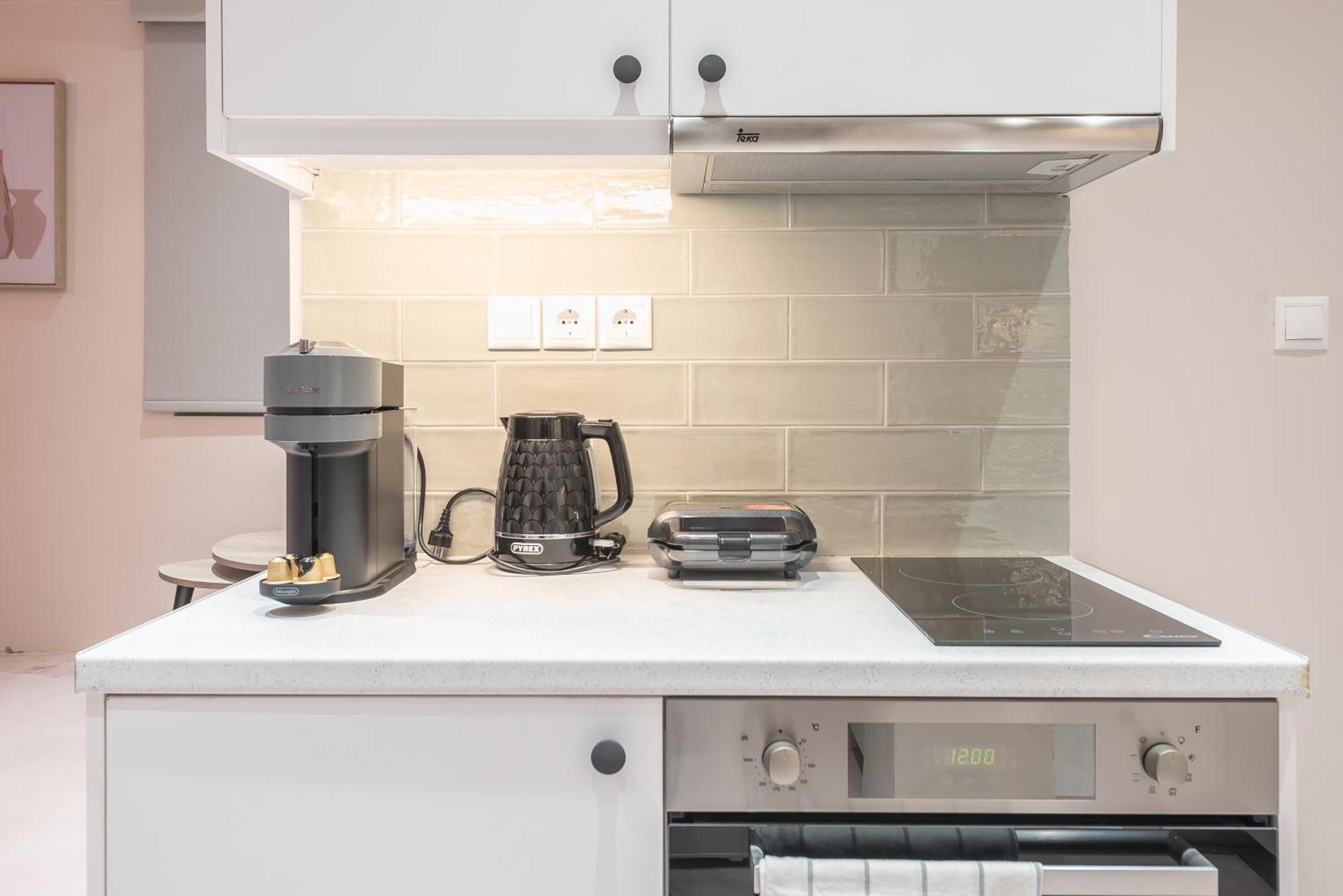 Center Retreat: Modern Two Bedroom Athens