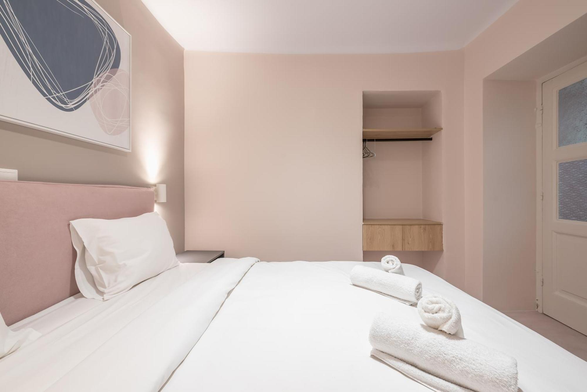 Center Retreat: Modern Two Bedroom Apartment
