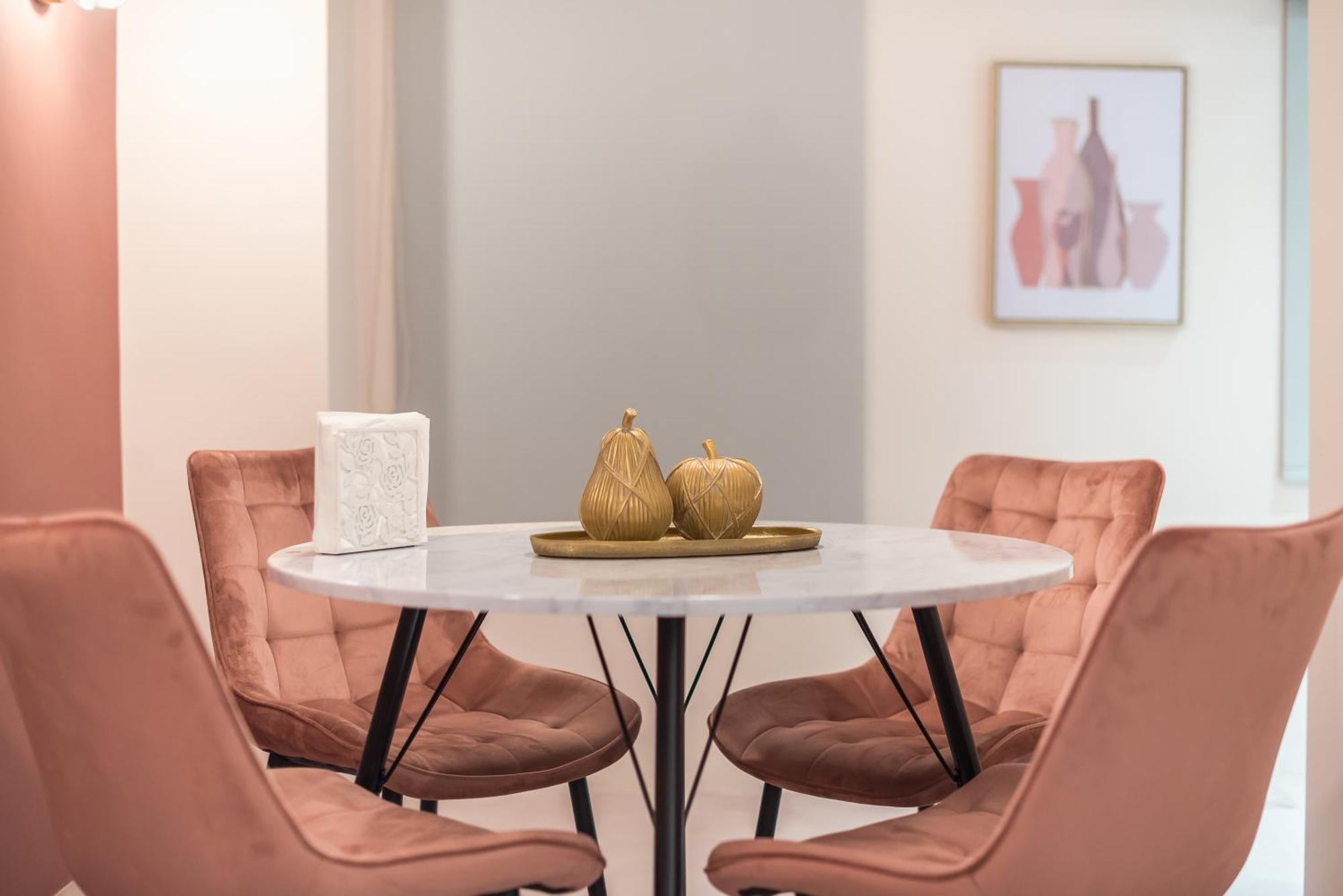 Center Retreat: Modern Two Bedroom Apartment *
