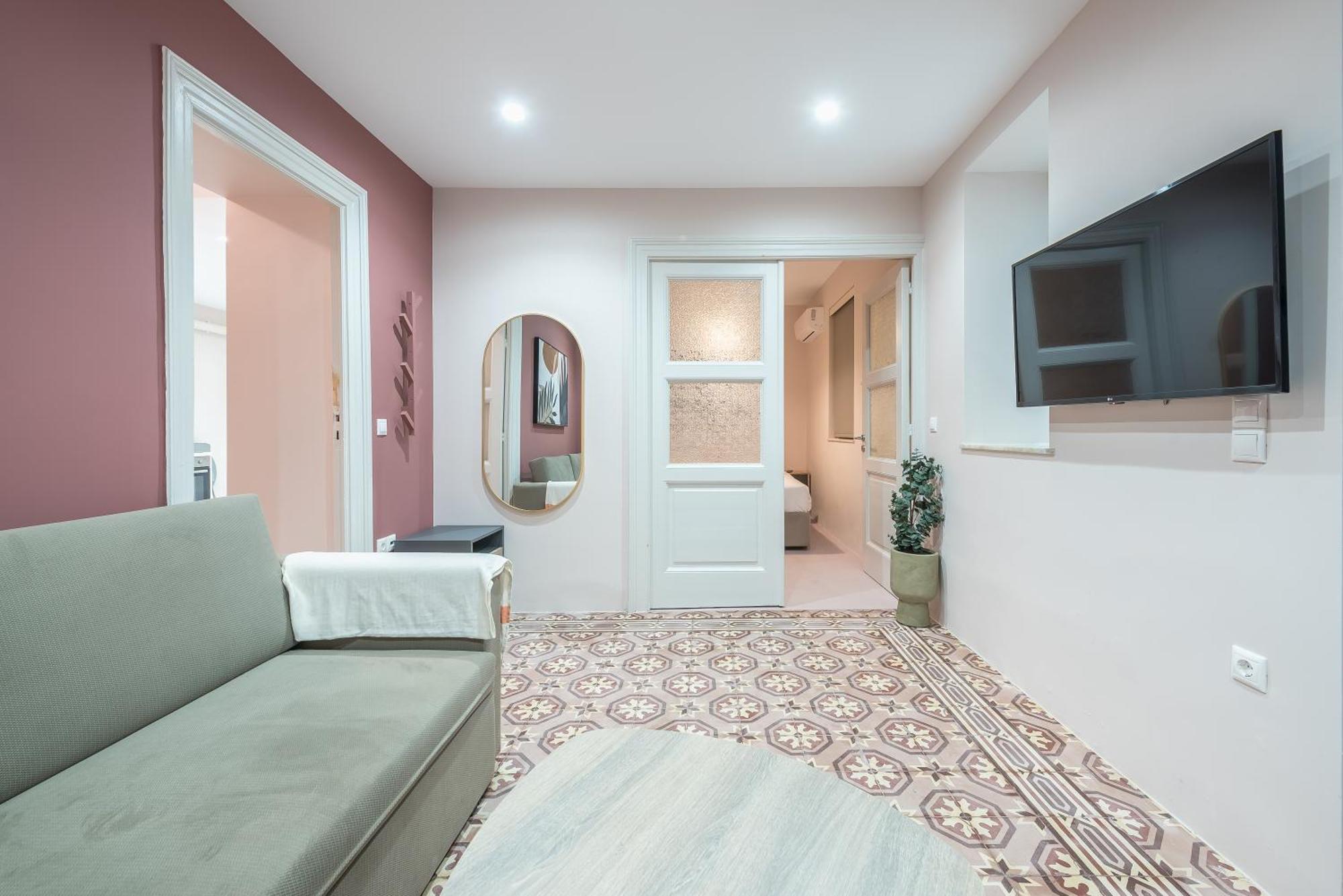 Center Retreat: Modern Two Bedroom *