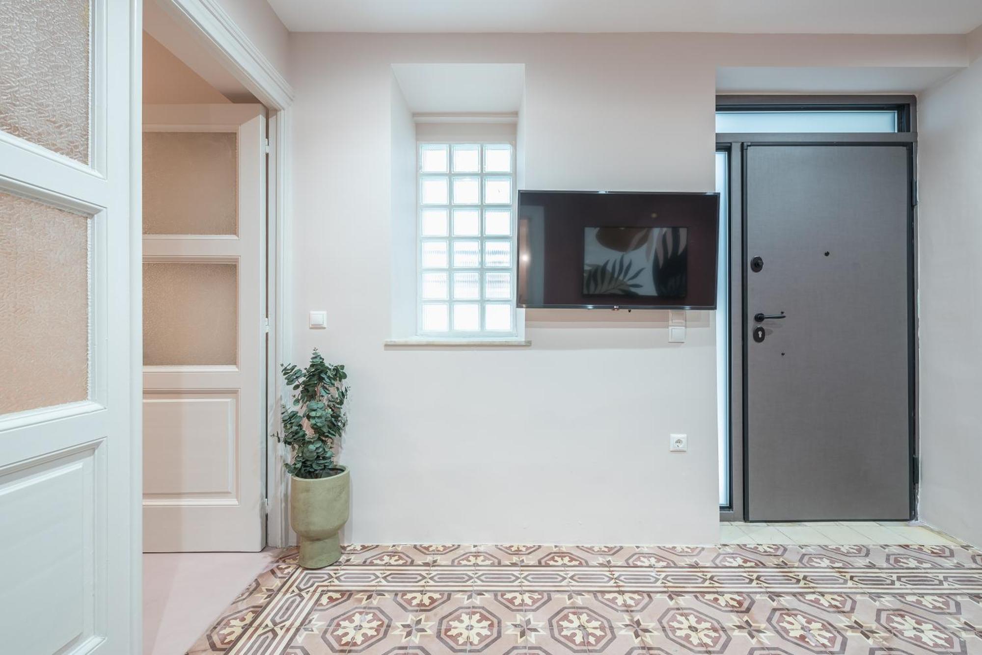 Center Retreat: Modern Two Bedroom Apartment *