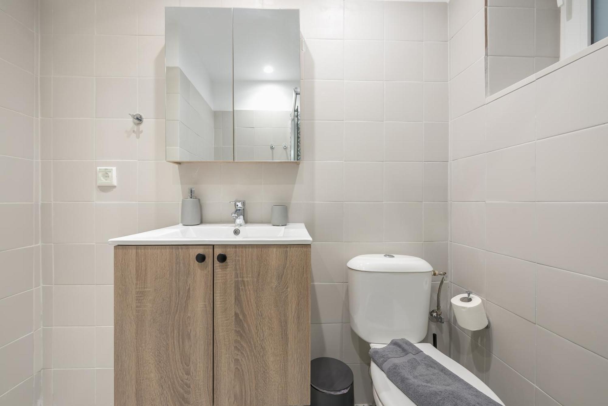 Center Retreat: Modern Two Bedroom Athens