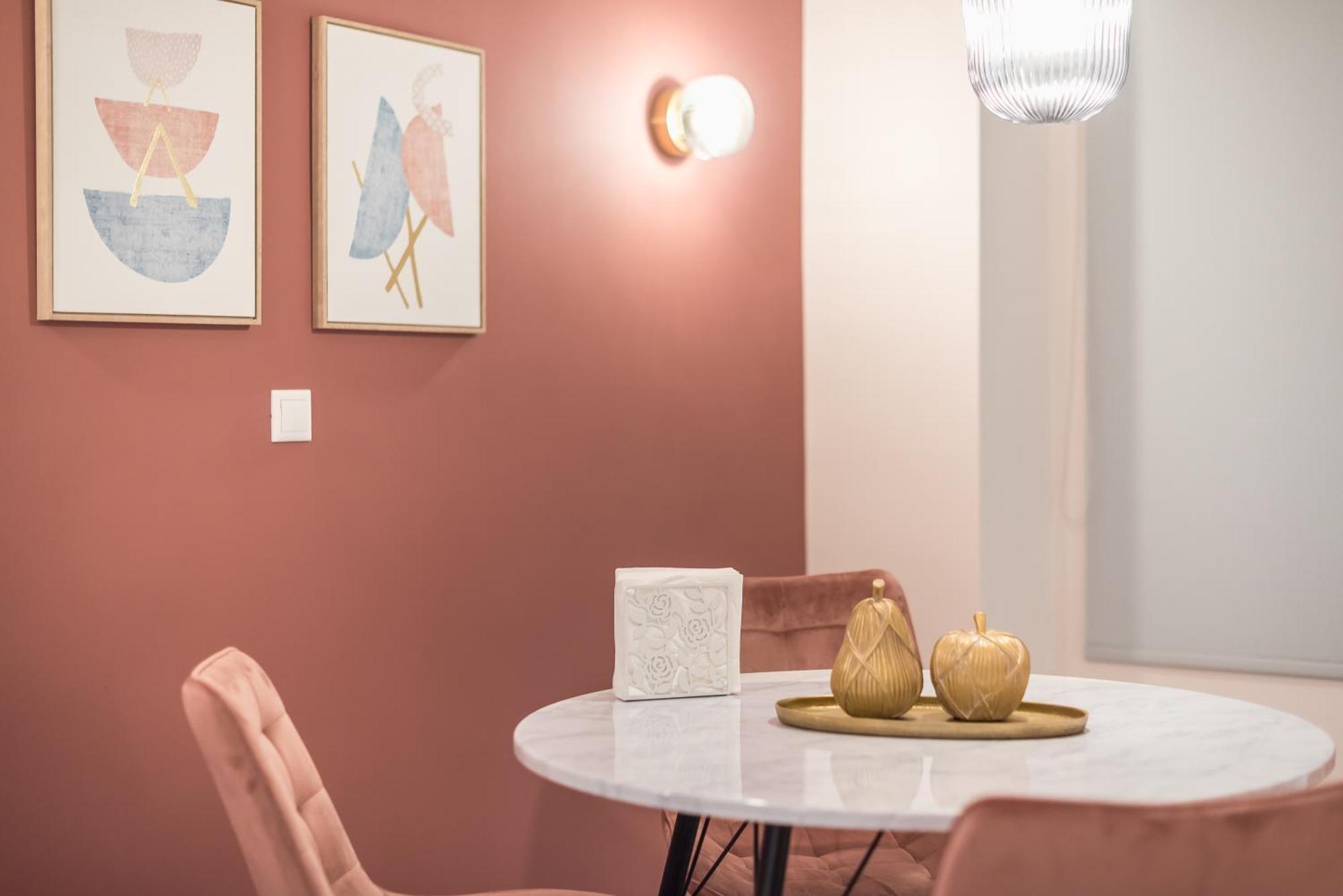 Apartment Center Retreat: Modern Two Bedroom