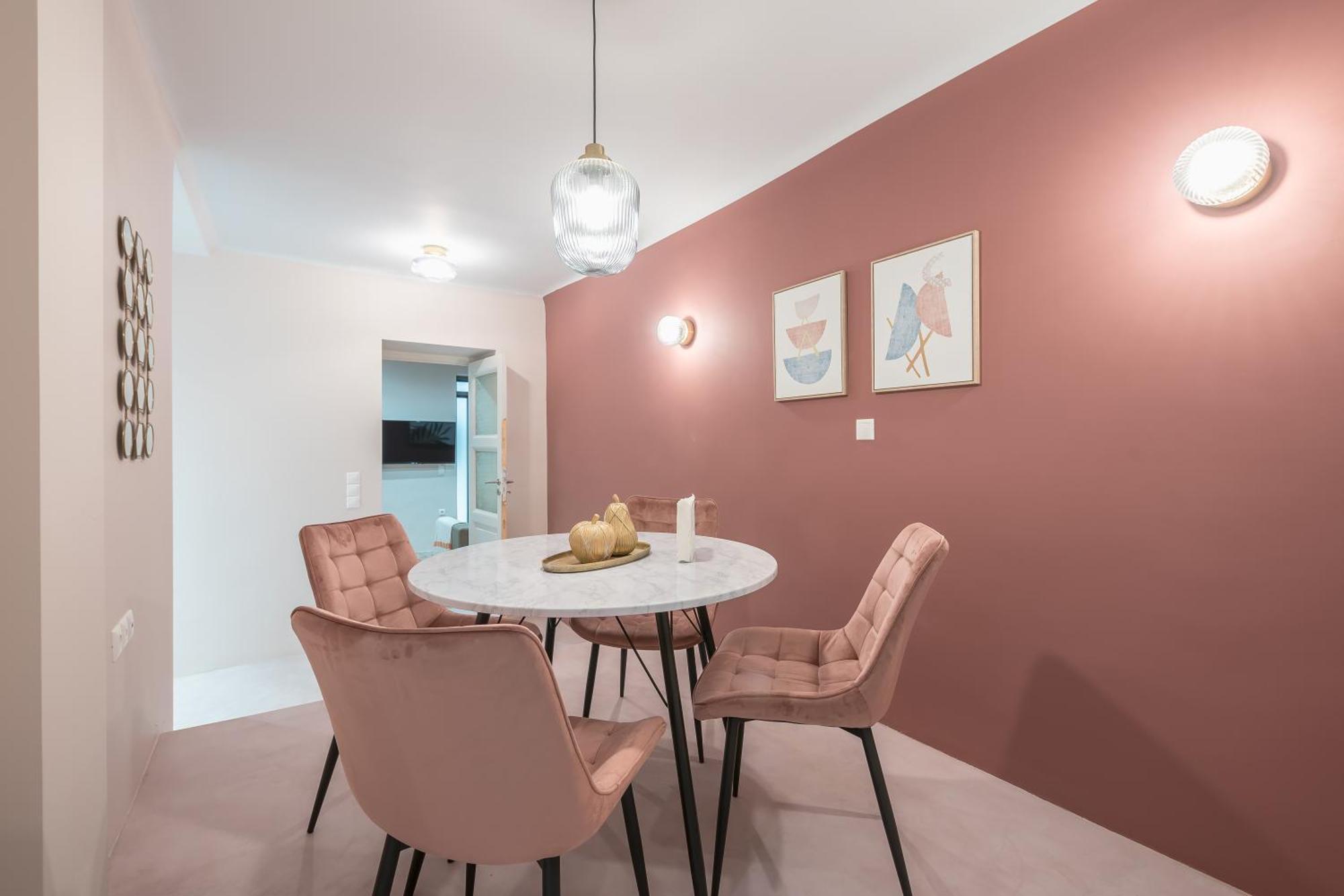 Center Retreat: Modern Two Bedroom Apartment *
