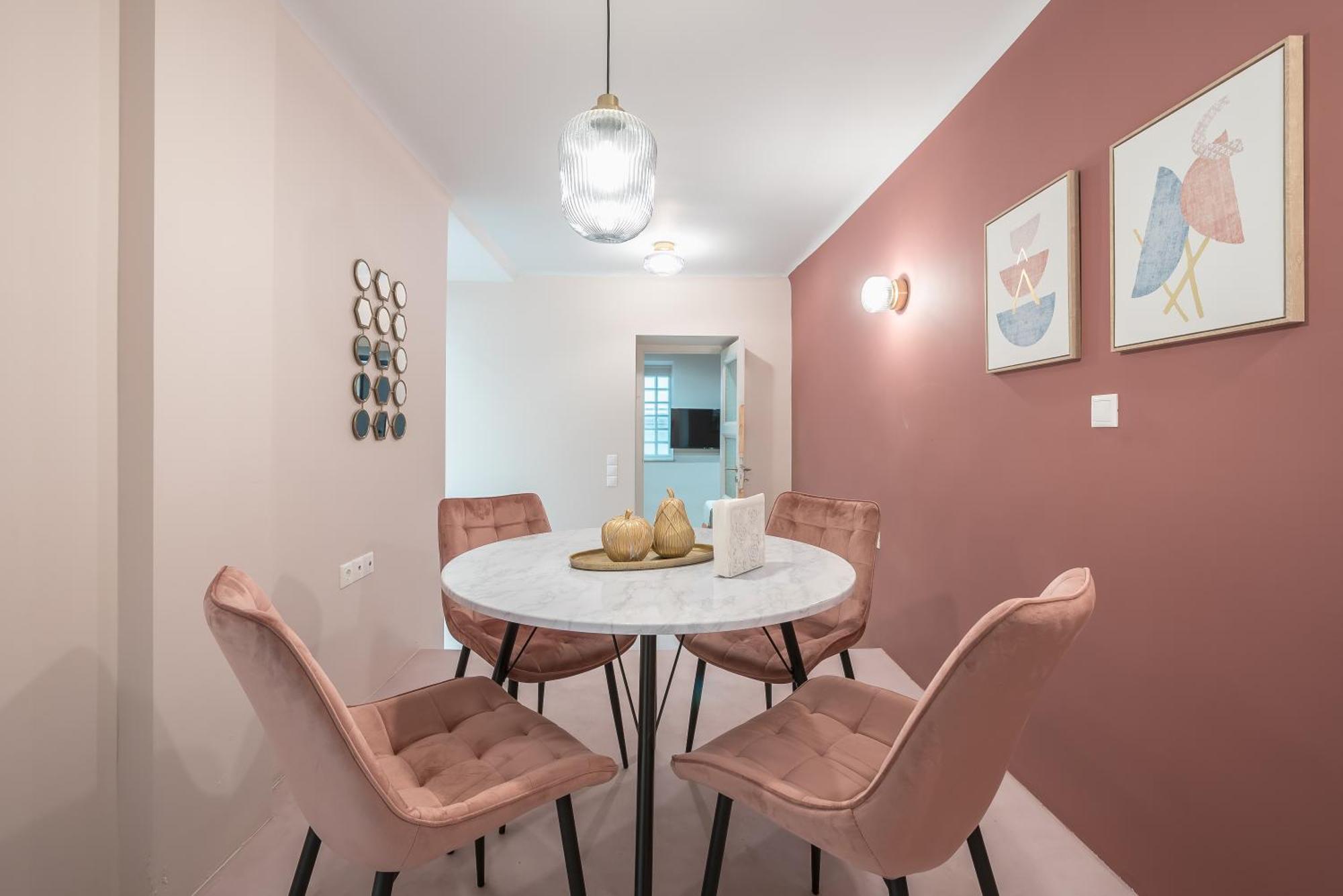 Center Retreat: Modern Two Bedroom * Athens