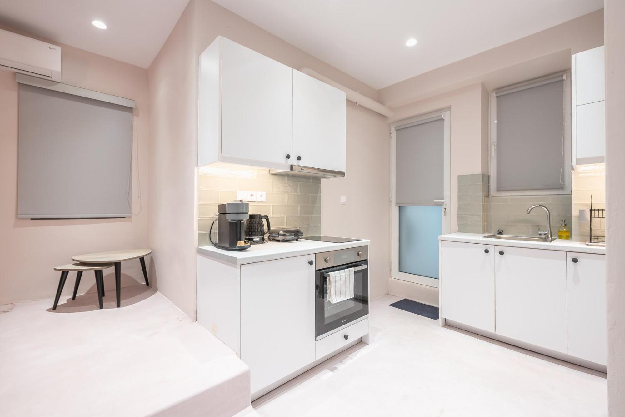 Apartment Center Retreat: Modern Two Bedroom *