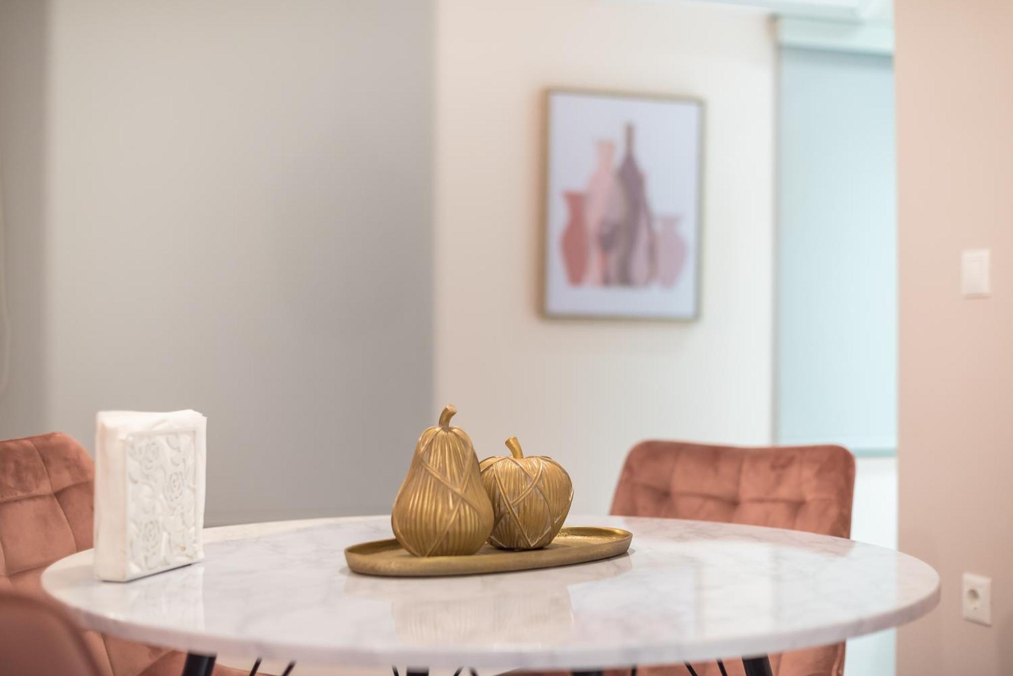 Center Retreat: Modern Two Bedroom * Athens