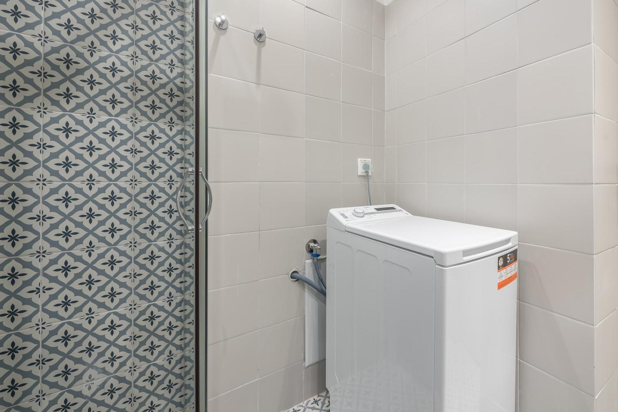Center Retreat: Modern Two Bedroom