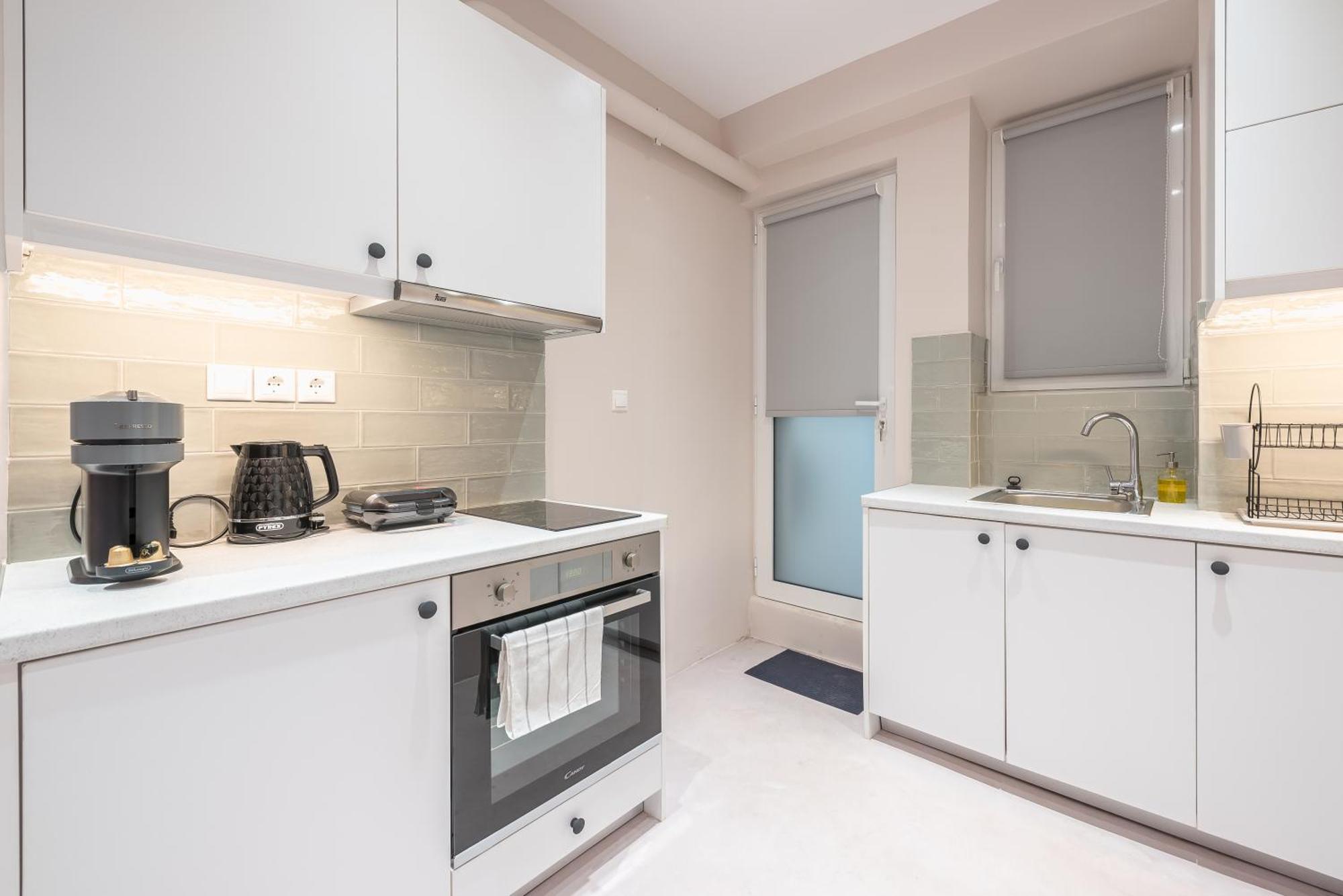 Apartment Center Retreat: Modern Two Bedroom Athens