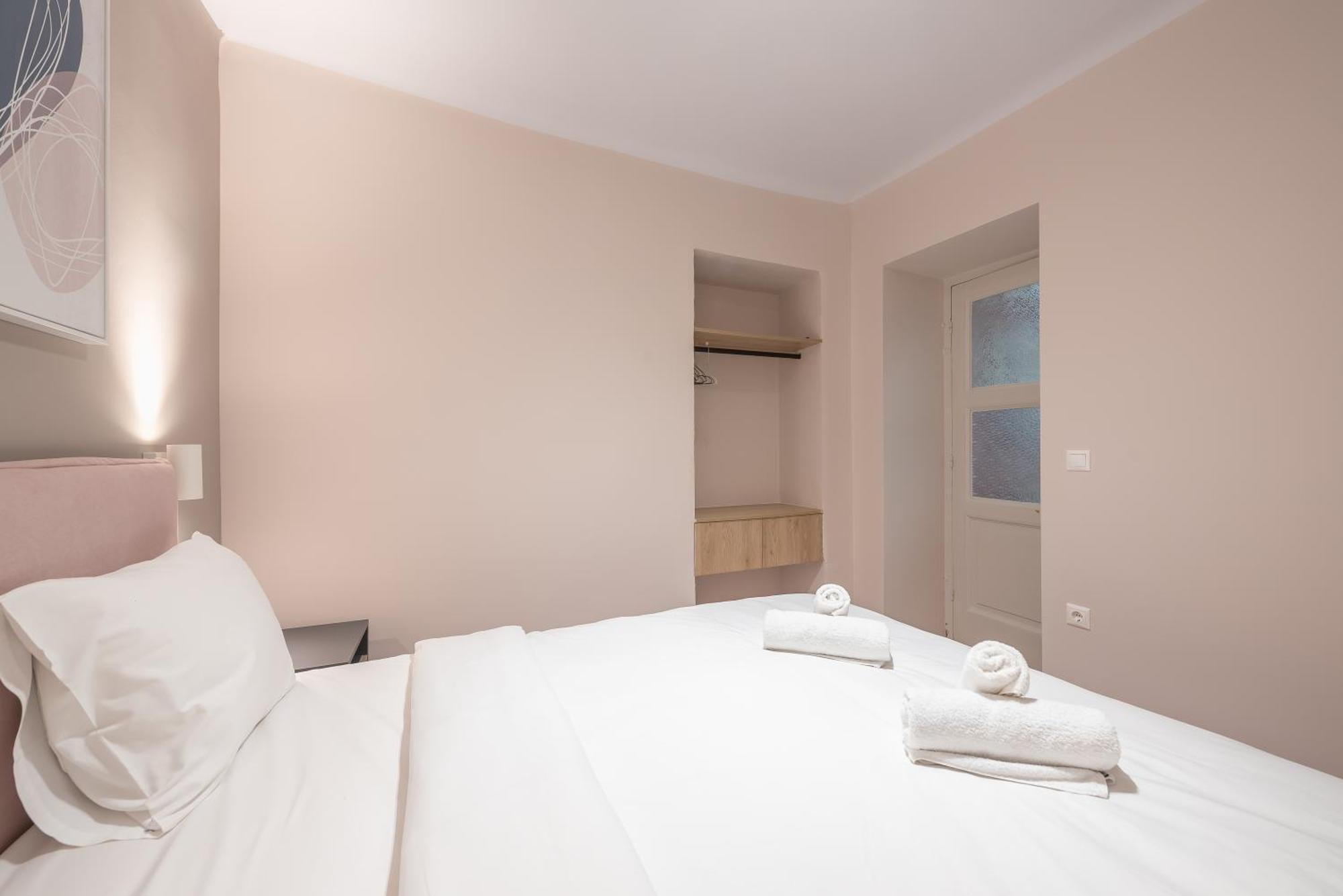 Apartment Center Retreat: Modern Two Bedroom