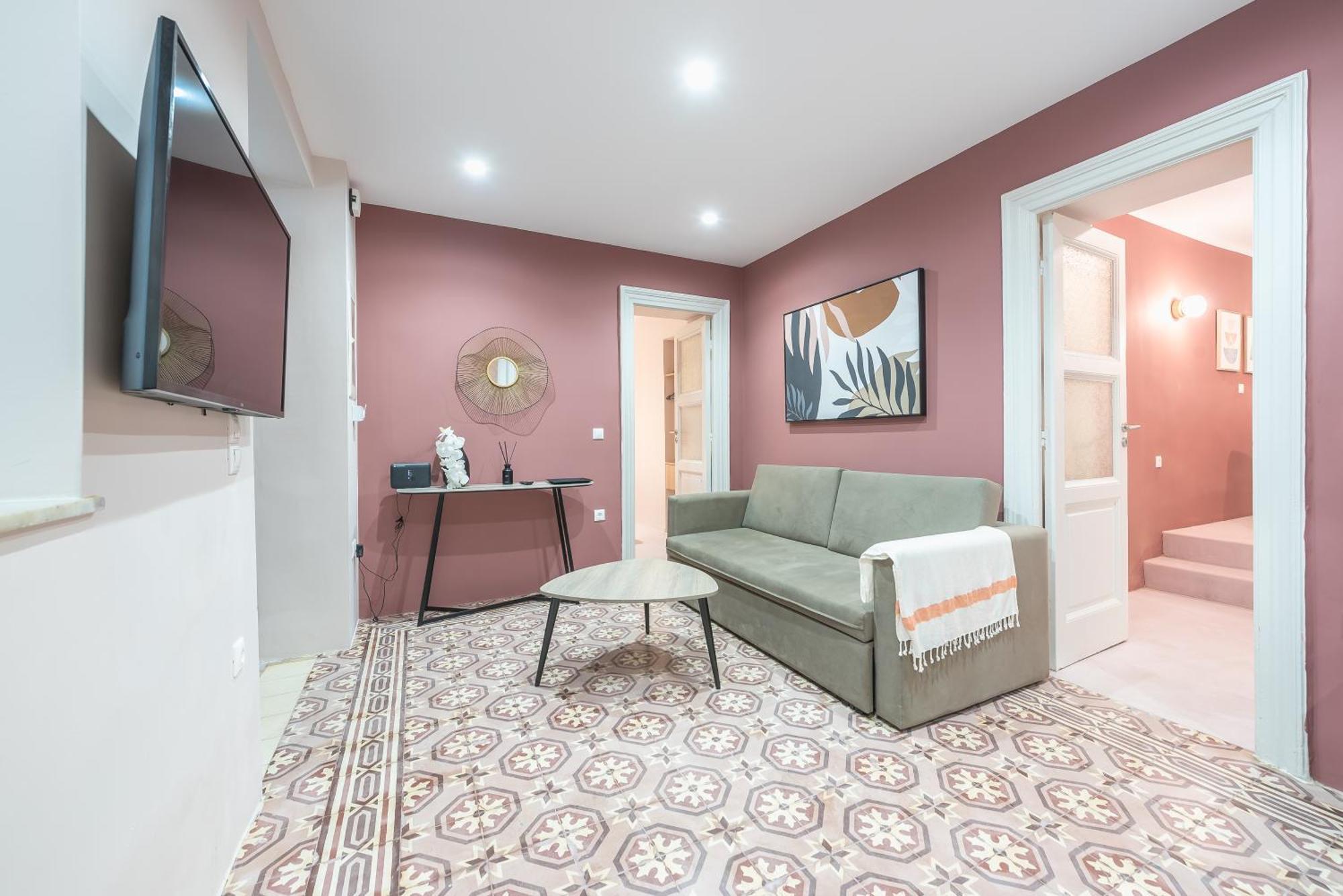 Center Retreat: Modern Two Bedroom Apartment
