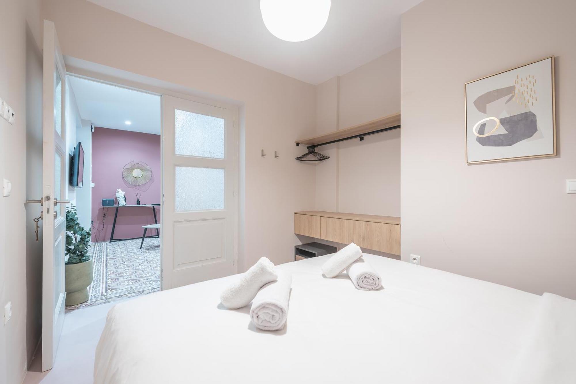Center Retreat: Modern Two Bedroom