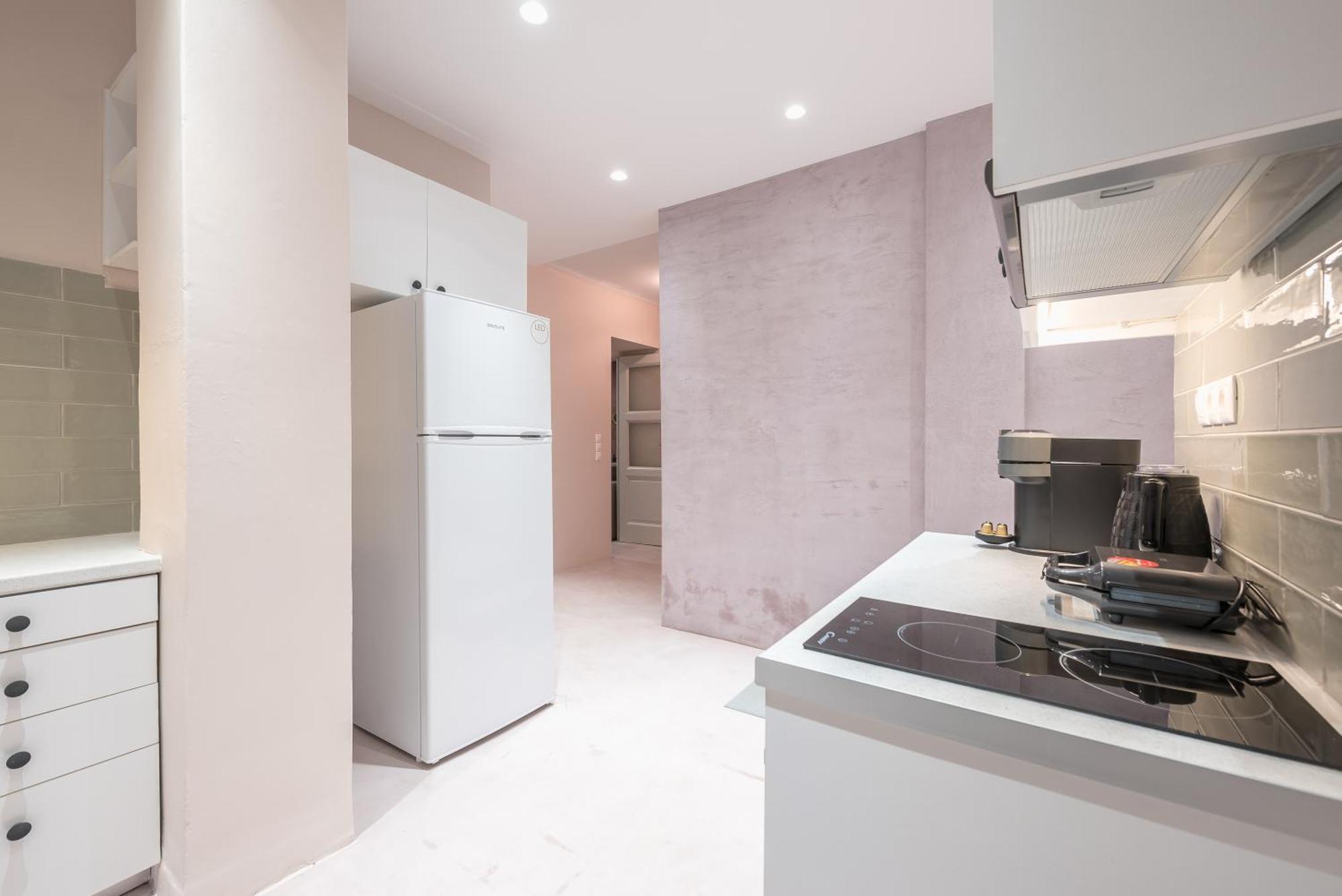 Center Retreat: Modern Two Bedroom Apartment *