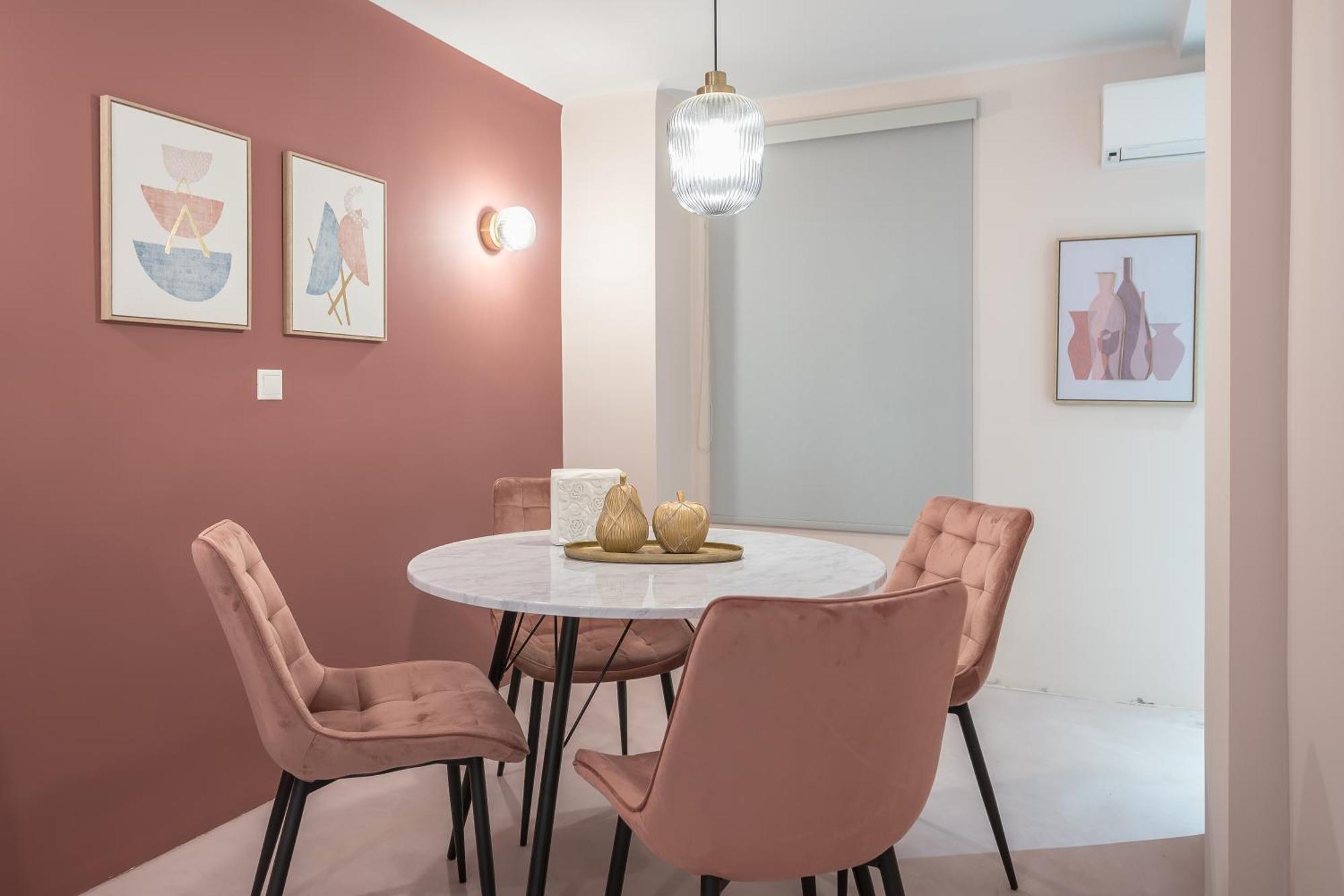 Apartment Center Retreat: Modern Two Bedroom
