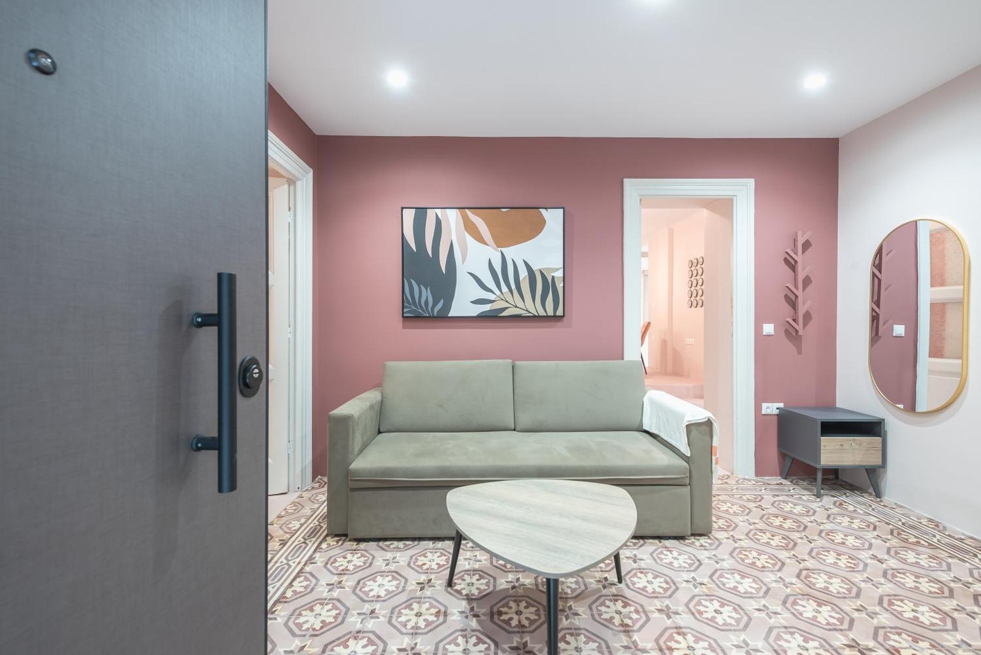 Apartment Center Retreat: Modern Two Bedroom