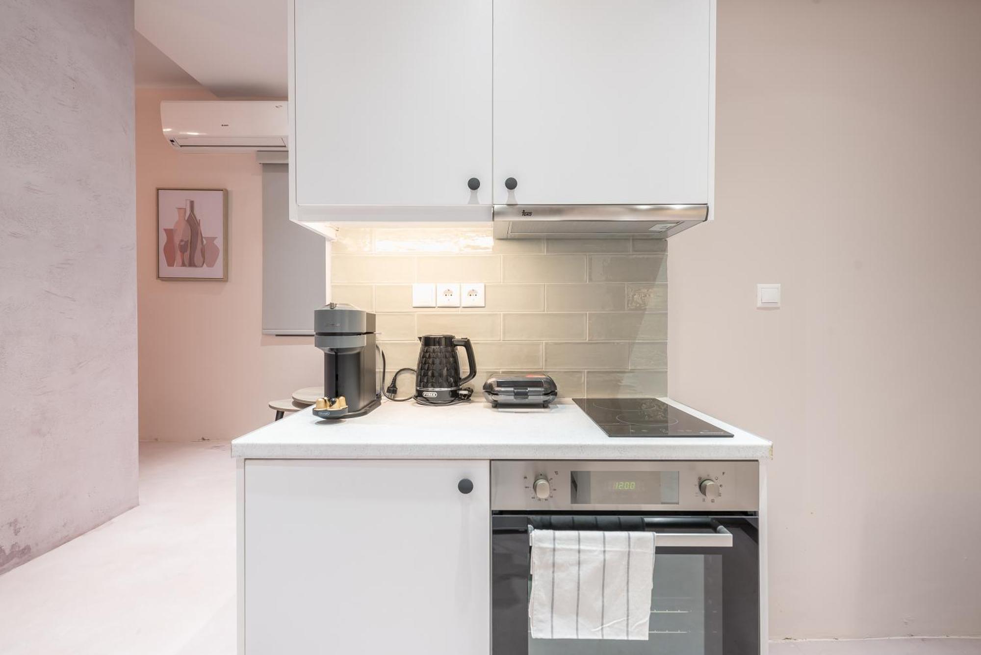 Apartment Center Retreat: Modern Two Bedroom Athens