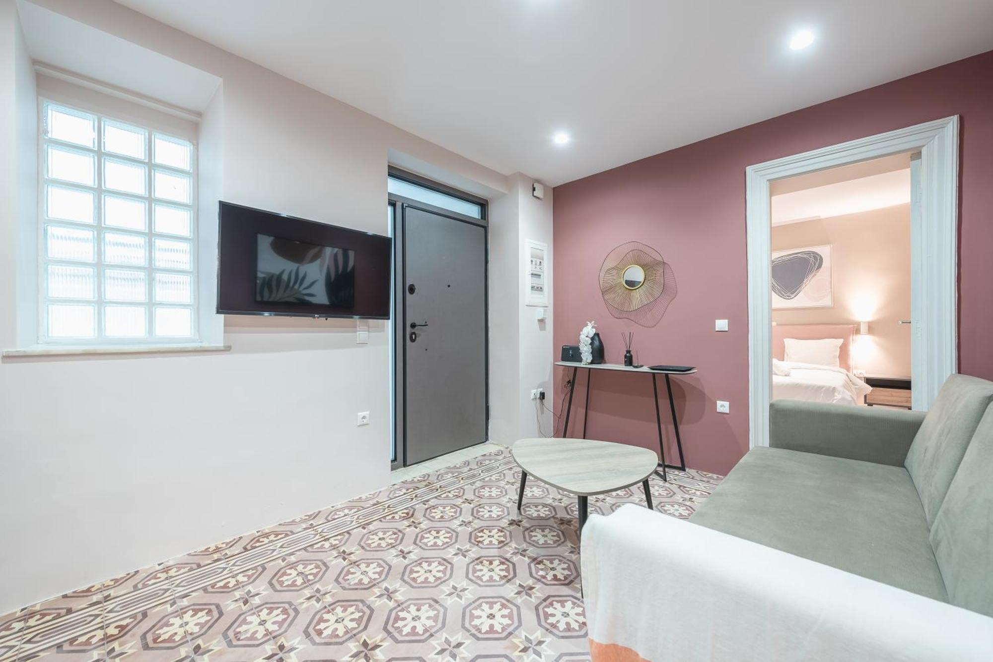 Center Retreat: Modern Two Bedroom Athens