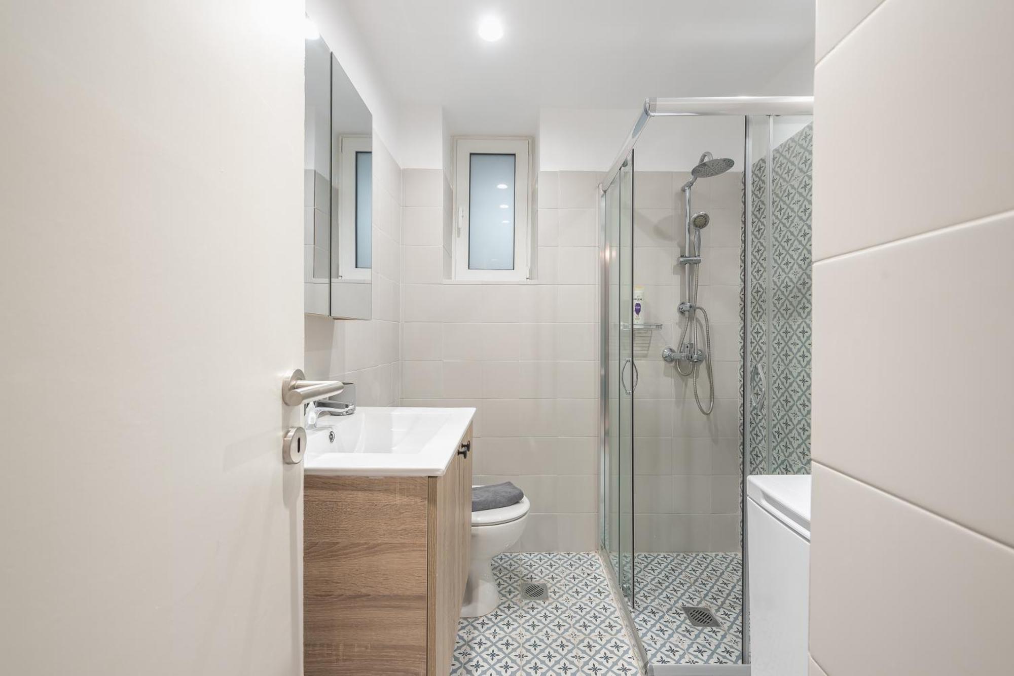 Center Retreat: Modern Two Bedroom Apartment