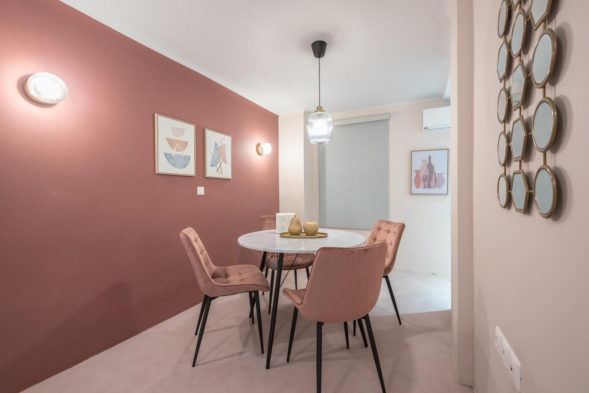 Center Retreat: Modern Two Bedroom *