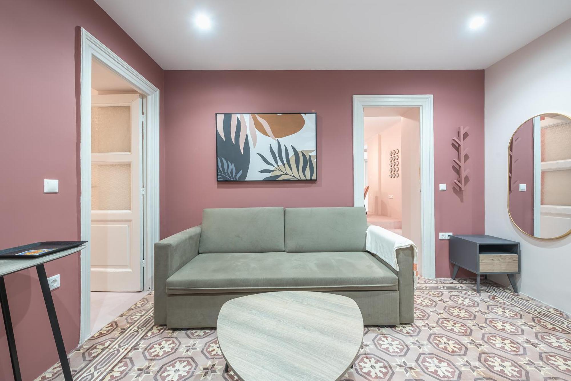 Center Retreat: Modern Two Bedroom Apartment *